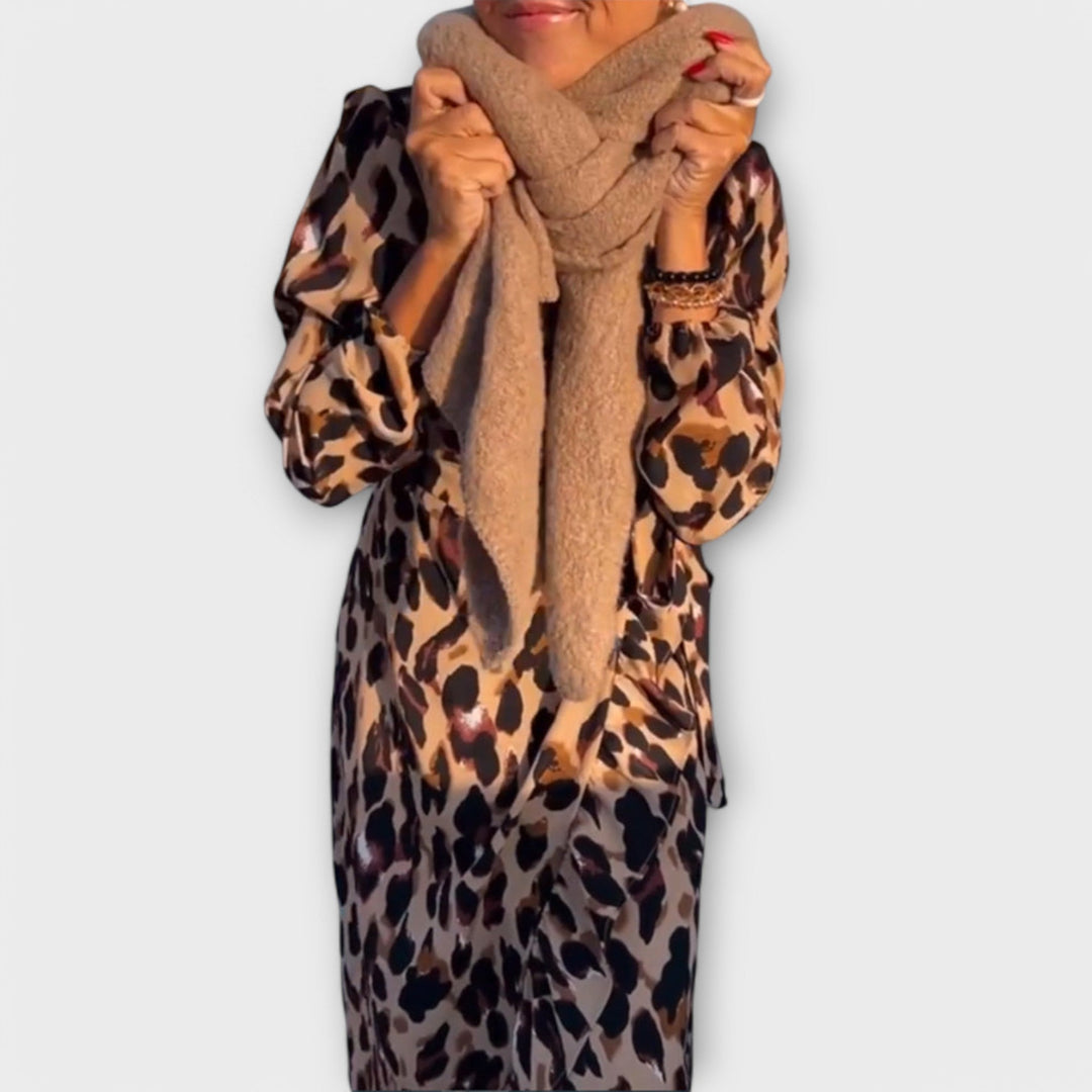 Ležérní šaty s leopardím vzorem a výstřihem do V