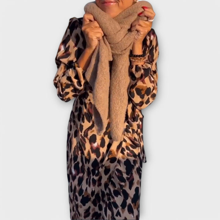 Ležérní šaty s leopardím vzorem a výstřihem do V
