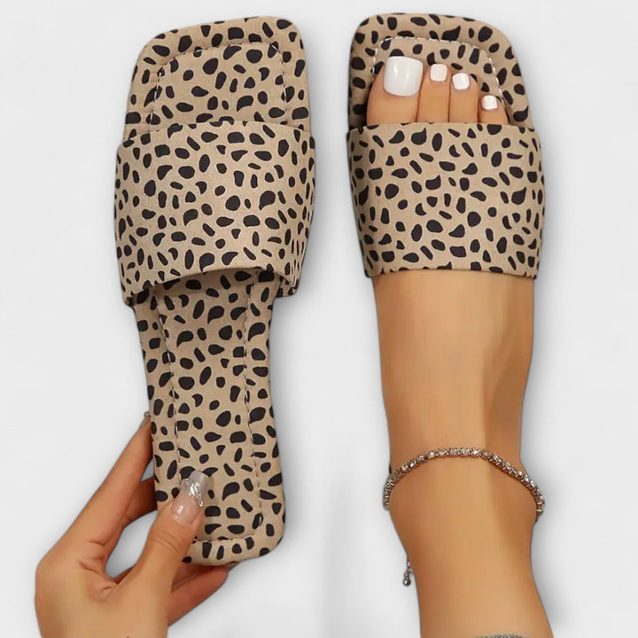 Ploché pantofle s leopardím vzorem