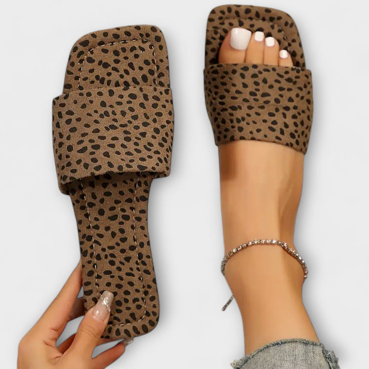 Ploché pantofle s leopardím vzorem